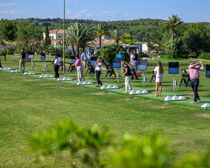 Golfspillere trener på drivingrangen på Las Colinas