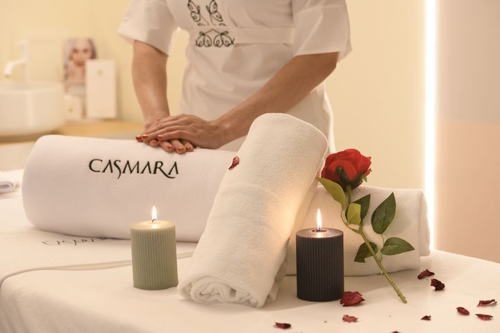 Spabehandling på Las Colinas, med rullede håndklær, stearinlys og en rose
