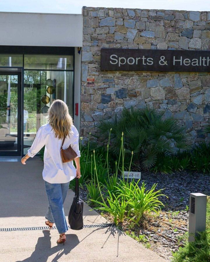 Kvinne på vei inn i Sports & Health Club på Las Colinas